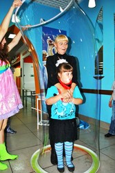 Шоу гигантских мыльных пузырей в Кемерово