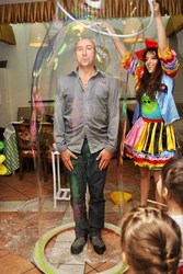 Шоу гигантских мыльных пузырей