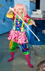 Клоуны,  фокусы с животными.