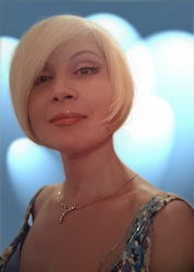 Ведущая приглашает к сотрудничеству диджея-певца