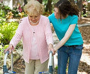 Сиделка с проживанием для престарелой женщины