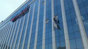 Подъем негабаритного груза альпинистами через окно:мебель, сантехника, стройматериалы