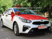 Белый автомобиль на свадьбу с украшением недорого